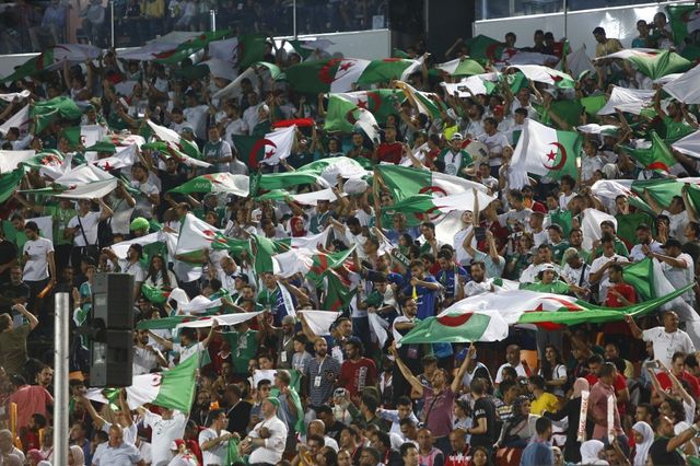 Le stade international du Caire était rempli de drapeaux de l'Algérie : des avions spéciaux avaient été mis en place pour les supporters