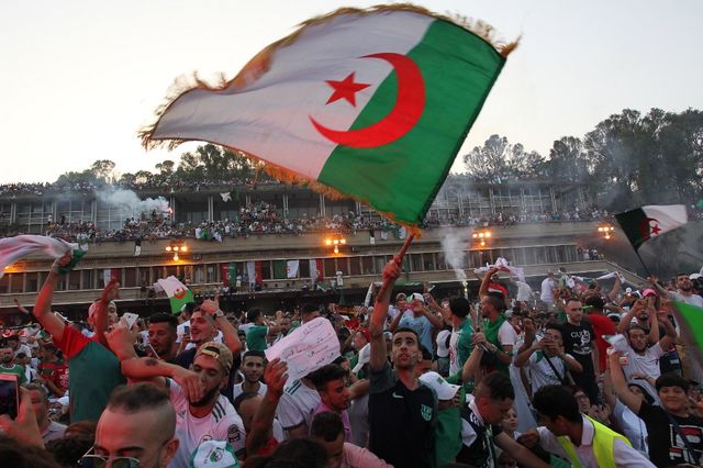 Les célébrations de la victoire algérienne dans les rues d'Alger