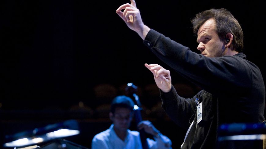 François-Xavier Roth dirigeant Les Siècles, ici en 2008