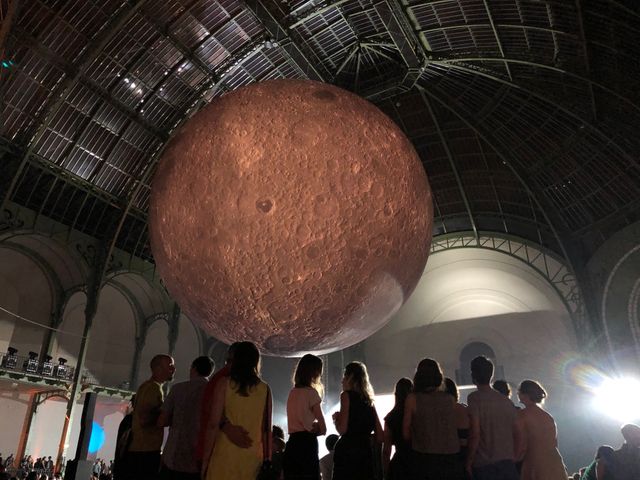 La Lune a changé de teinte a plusieurs reprises dans la soirée, laissant parfois apparaître sa face cachée