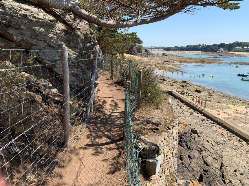 Le sentier en question, entre les plages de la grande et de la petite Salinette