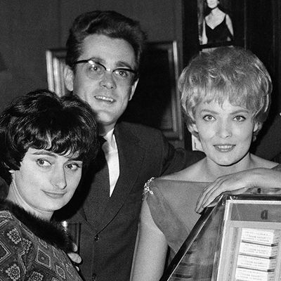 Michel Legrand avvec Agnès Varda et Corinne Marchand lors de la présentation de "Cléo de 5 à 7", 1962