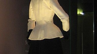 "Costume de bar" de 1947, "New Look" de Dior (collection Corolle, Printemps / Été 1947) - Wikimedia Commons