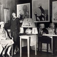 Mina Loy (à gauche), aux côtés de Peggy Guggenheim, mécène, collectionneuse d'art moderne et galeriste américaine