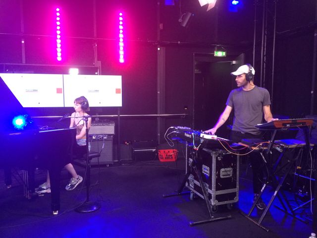 Marie-Flore au piano et Léo Agapitos aux claviers pour un live tout en sensualité du titre Q.C.C.