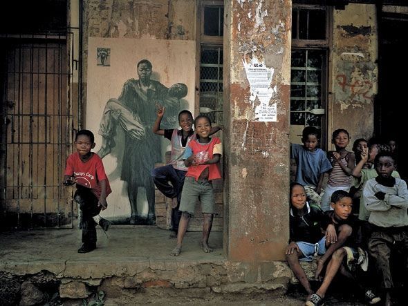 À Soweto, en 2002 , il colle des images de mères qui portent leur enfant mort du sida