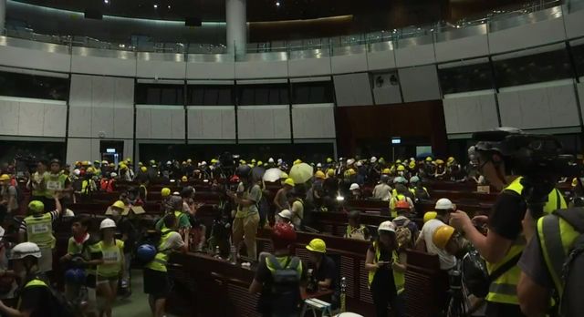 Les manifestants anti-gouvernement ont réussi à atteindre l'hémicycle du Parlement, sans rencontrer de résistance