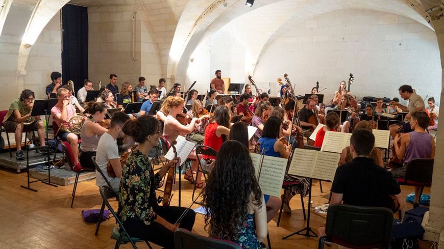 Le JeuneOrchestre de l'Abbaye aux dames en répétition