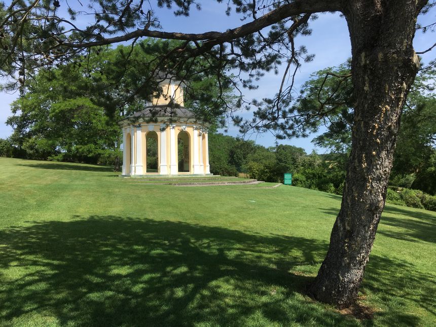 Le belvédère trône sur les hauteurs du parc floral d'Apremont