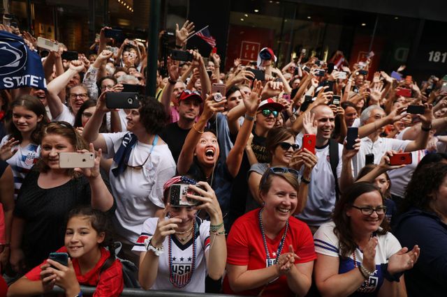 Des dizaines de milliers de fans venus saluer à New York l'équipe féminine américaine de foot championne du monde 2019