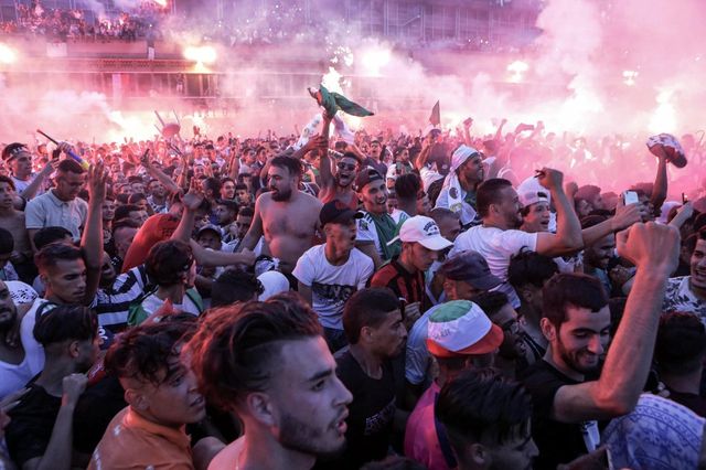 A Alger aussi, les fumigènes ont teinté de rouge la soirée