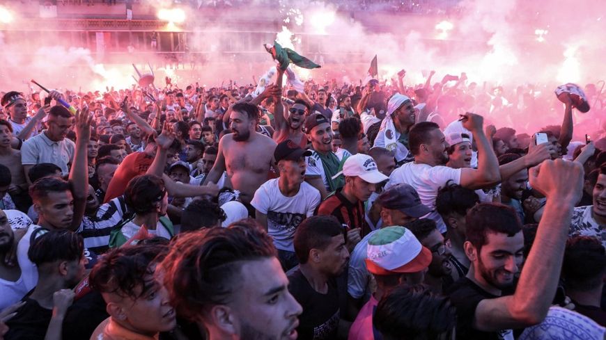 A Alger aussi, les fumigènes ont teinté de rouge la soirée