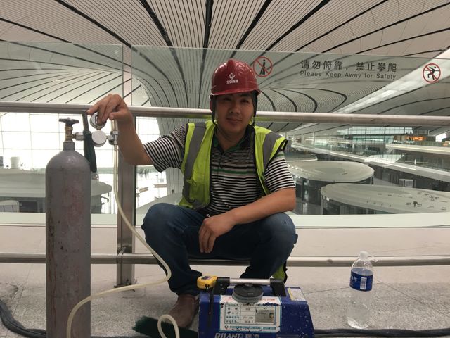 Plus d'un millier d'ouvrier mettent les bouchées doubles pour que le nouvel aéroport soit prêt en temps et en heure.