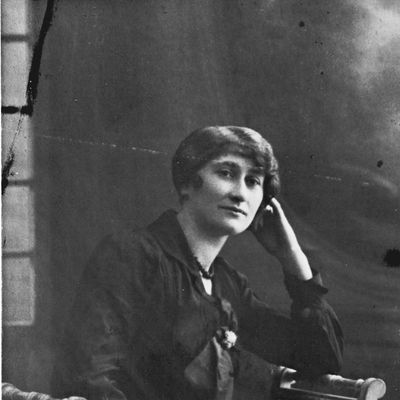 La jeune Céleste Albaret débute ses services pour Marcel Proust à l'âge de 21 ans