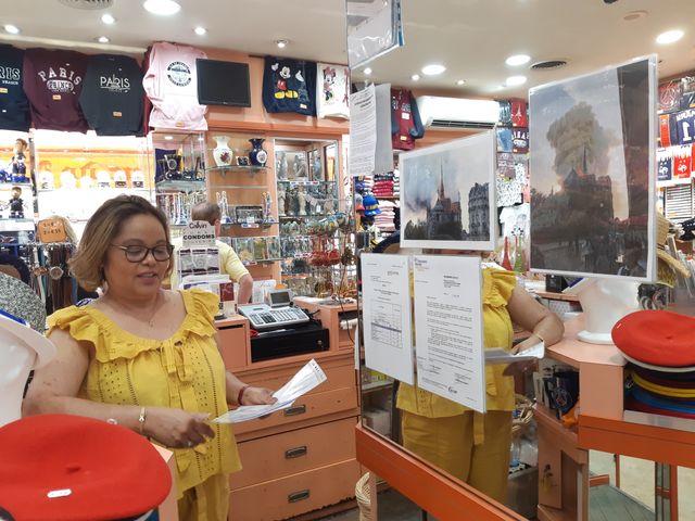 Marie Galore, directrice d'une boutique de souvenir, rue du Cloître, près de Notre-Dame de Paris, le 29 juillet 2019