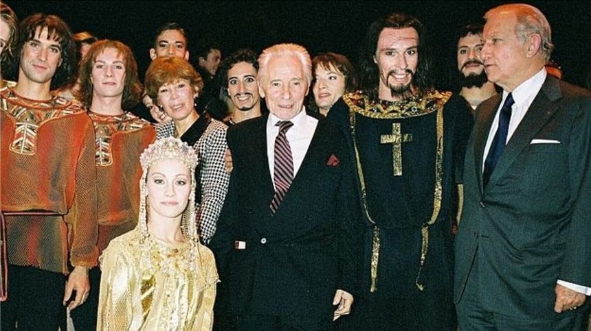 La troupe de l'Opéra de Paris, Brigitte Lefebvre, Louri Grogorovitch et Hugues Gall lors du gala de Noël de l'AROP - 2003.jpg