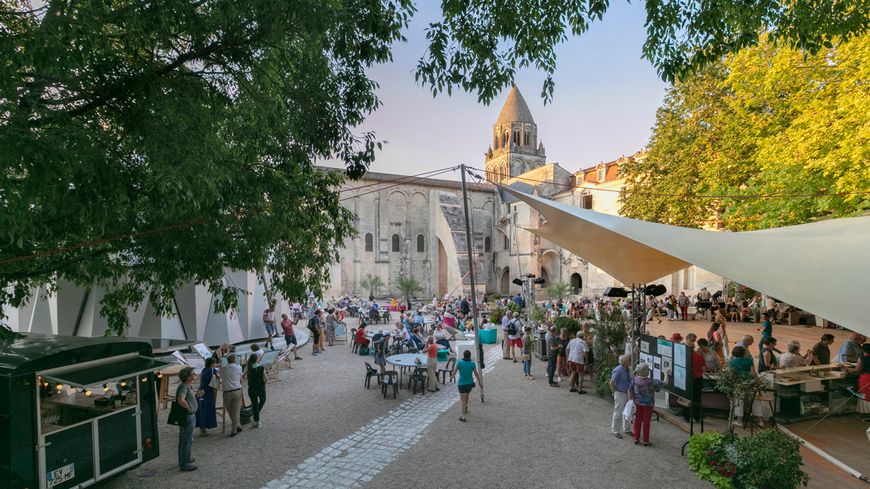 Festival de Saintes, vue sur la cour de l'Abbaye des dames