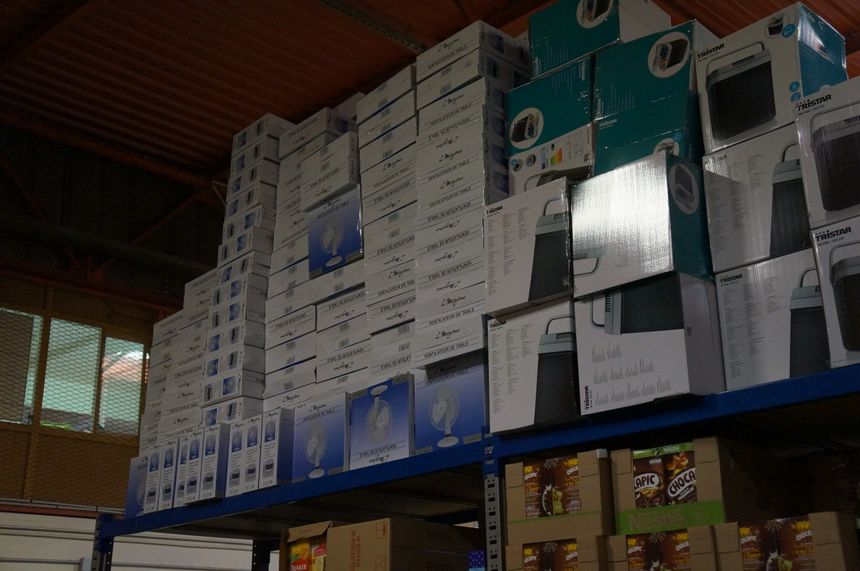Les stocks de ventilateurs et de glacières que les détenus de la maison d'arrêt peuvent acheter, pour les sommes respectives de 22 et 100 euros.