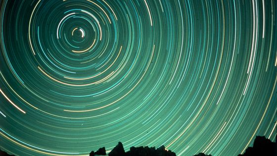 Le trajet des étoiles au dessus du Massif des Ecrins (Pays de la Meije) ©Getty - Heritage Space