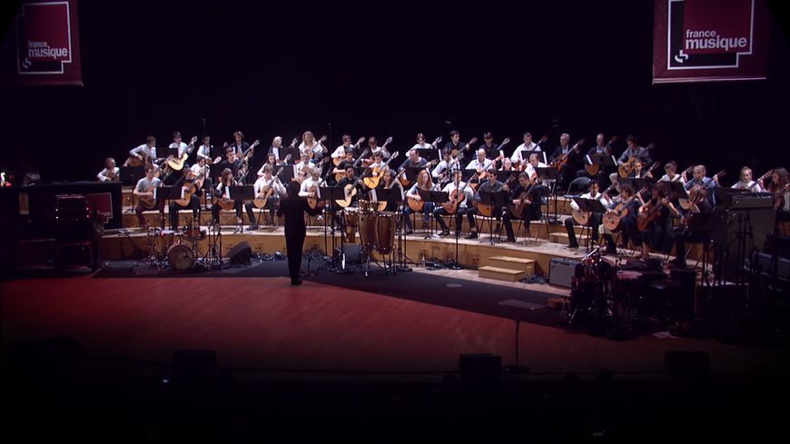 50 guitaristes jouant la Gnossienne N°1 d'Erik Satie, direction Sébastien Llinares