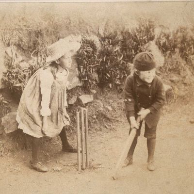 Virginia et Adrian Stephen jouent au cricket, c.1886