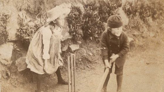 Virginia et Adrian Stephen jouent au cricket, c.1886 - Smith College Libraries