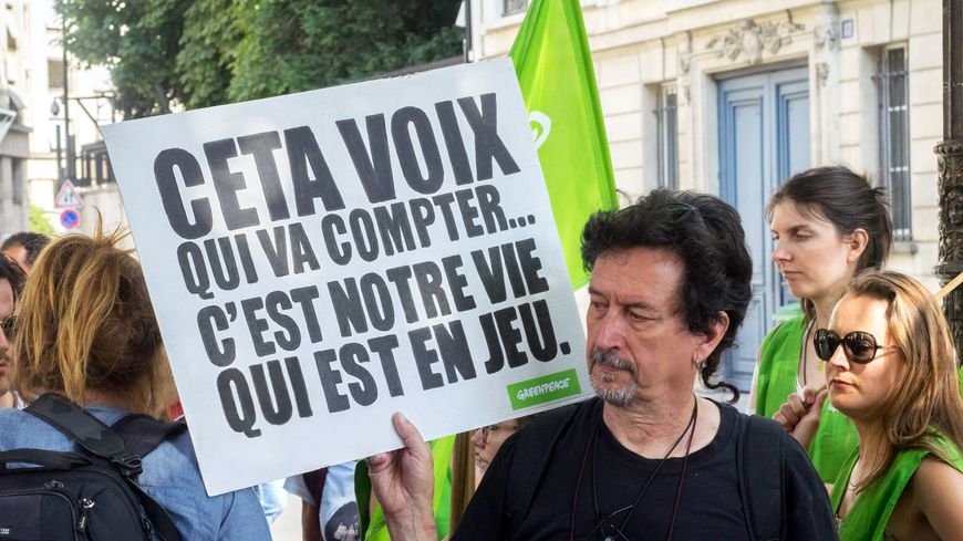 Rassemblement aux abords de l'Assemblée nationale contre le traité de libre-échange CETA le 20 septembre 2017. Un rassemblement de ce type a eu lieu également ce mardi 16 juillet 2019