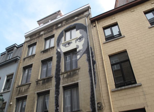 Le visage de Greta Thunberg sur la façade d'un immeuble bruxellois