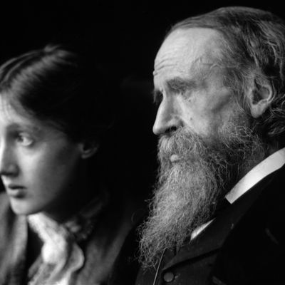 Virginia Woolf (1882-1941) avec son père, le critique et auteur Sir Leslie Stephen (1832-1904), Photograph, C. 1900.