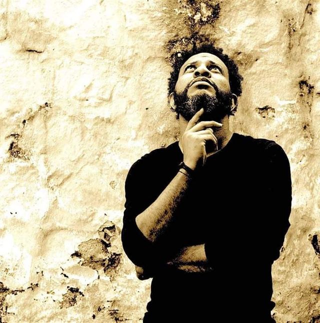 Eliasse, bluesman comorien aux sonorités étincelantes
