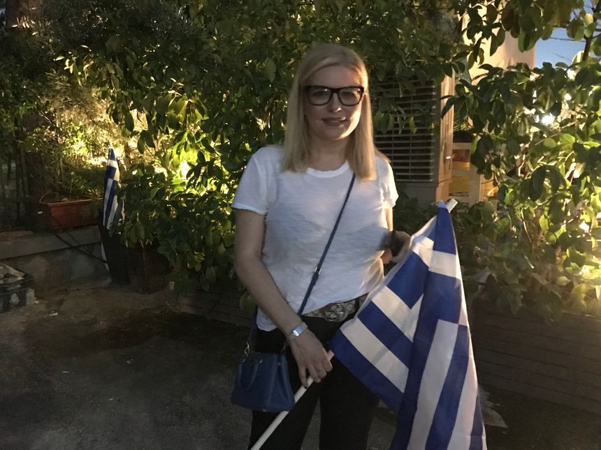 Lena, jeune architecte, assiste au meeting de Mistotakis
