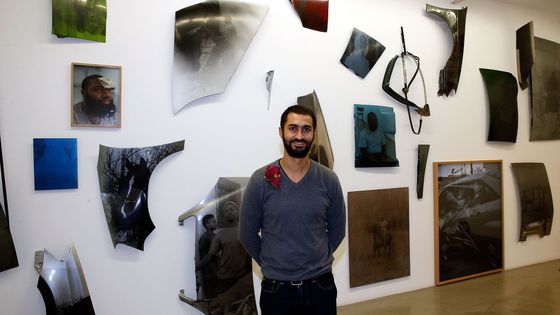Mohamed Bourouissa lors du vernissage de son exposition à la galerie Kamel Mennour à Paris en 2015 ©Getty - Bertrand Rindoff Petroff