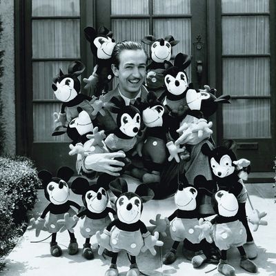 Walt Disney entouré de poupées Mickey, début des années 1930