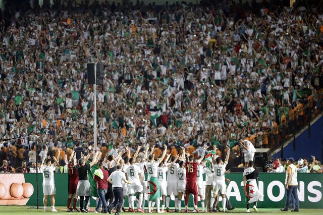 Dès le coup de sifflet final, l'équipe a filé vers la tribune des supporters algériens