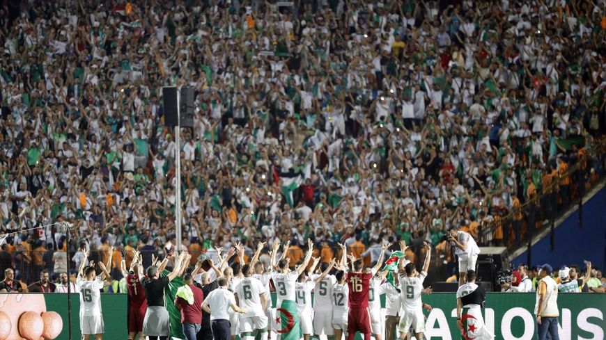 Dès le coup de sifflet final, l'équipe a filé vers la tribune des supporters algériens