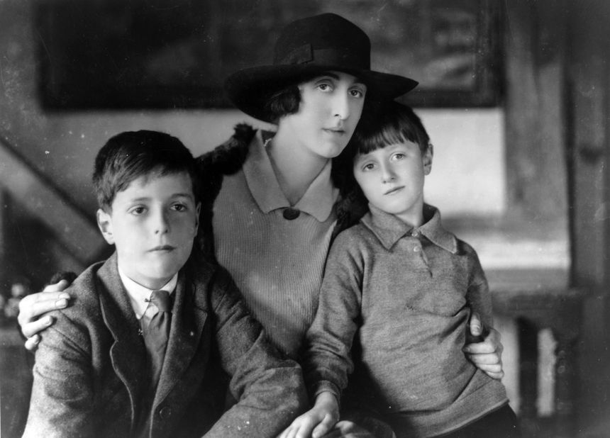 Vita Sackville-West et ses deux fils, Nigel et Benedict, 1924. Poétesse anglaise, amante de Virginia Woolf, femme de Harold Nicholson.