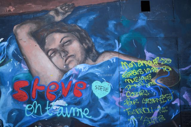 Tags sur le quai Wilson de Nantes, le 15 juin 2019, près de trois semaines après la disparition de Steve Caniço