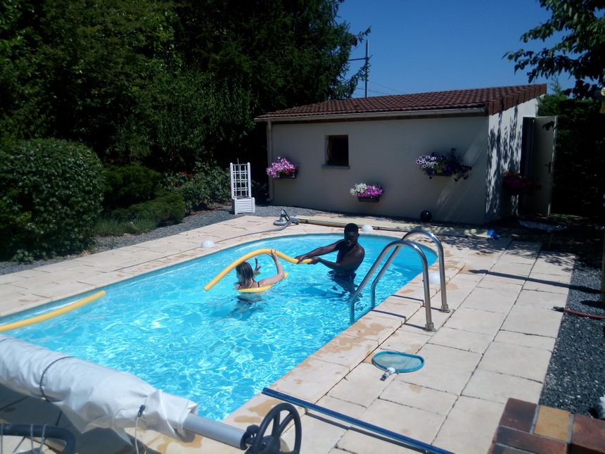 Moyennant une somme plus ou moins importante, il est possible d'utiliser la piscine d'un particulier.