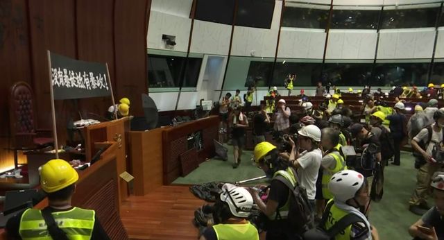 Manifestants à l'intérieur de l'hémicycle à Hong Kong