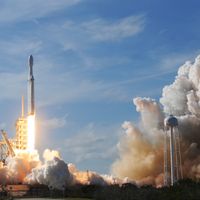 La fusée Falcon Heavy de SpaceX décolle de la zone de lancement 39A du Kennedy Space Center en Floride pour sa mission de démonstration, le 6 février 2018.