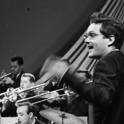 Michel Legrand dirige l'orchestre du "Magazine de la chanson", 1958