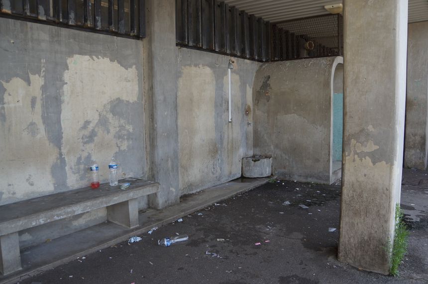 Une douche a été installée dans chacune des 11 cours de promenade.