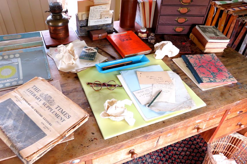 Le bureau de Viginia Woolf dans sa cabane d'écriture à Monk's House