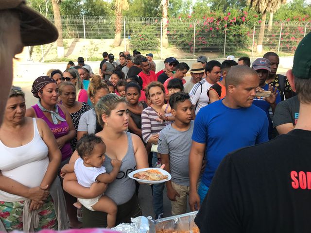 A Matamoros, du coté mexicain de la frontière tracée par le Rio Grande, 60 à 80 personnes attendent chaque jour de pouvoir passer le Gateway Bride pour déposer une demande d'asile aux États-Unis.