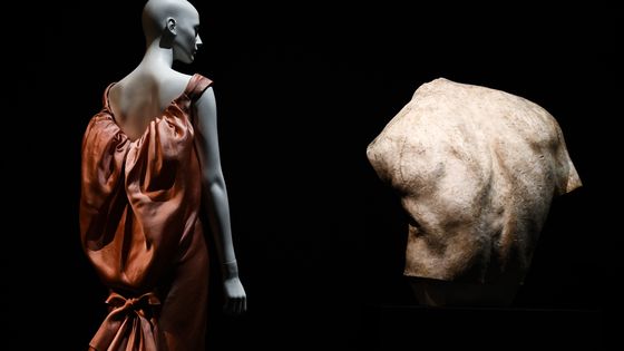 Une robe Balenciaga (à gauche) à côté d'une sculpture d'Antoine Bourdelle (à droite), dans l'exposition "Back Side / Dos à la mode" au Musée Bourdelle (Paris), en juillet 2019 ©AFP - Philippe Lopez