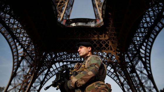 Un soldat français, membre de l’opération Sentinelle, patrouille devant la tour Eiffel le 1er novembre 2017 à Paris, au moment où la France met officiellement un terme à l’état d’urgence. ©AFP - Christian Hartmann