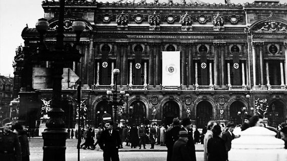 Le signe nazi sur le Palais Garnier durant l'Occupation ©Getty - Universal History Archive/ Universal Images Group