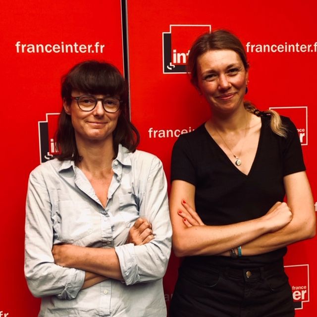 Émilie Hache, philosophe et Lauren Bastide, journaliste dans le studio de France Inter.