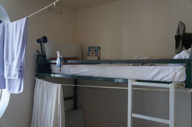 Un détenu a installé un ventilateur sur son lit pour faire face à la canicule.