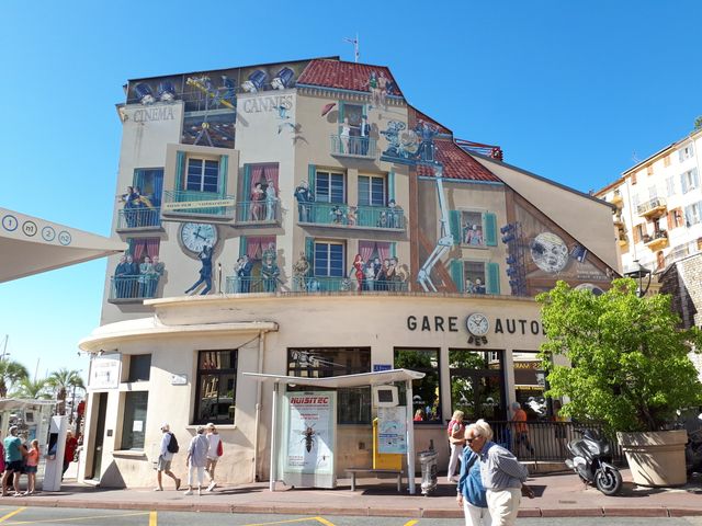 Les fresques à la gloire des stars de cinéma dans les rues de Cannes.